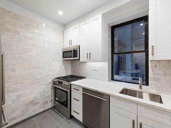 3rd image of 152 W 58th St APT 4D