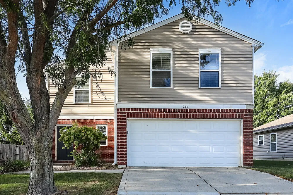 3 bed, 2.5 bath, 1792 sqft, $1,915 — Photo 1