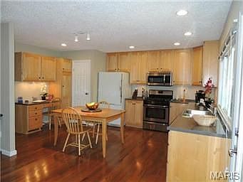 4th image of 1034 Parkwatch Dr