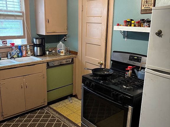 2nd image of 902 Highland Ave