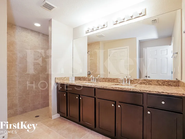 1114 SW 40th Ter — Photo 10