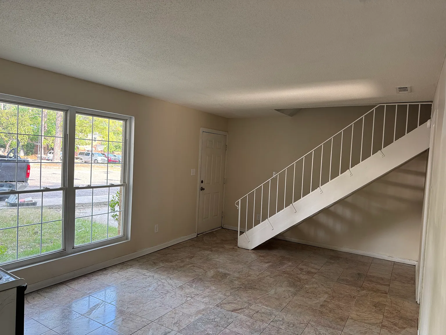 3 bed, 2.5 bath, 1420 sqft, $1,390 — Photo 3