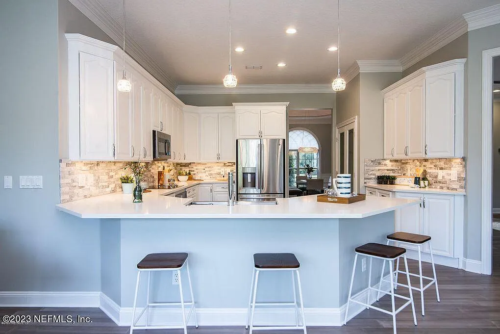 5 bed, 3.5 bath, 3690 sqft, $5,400 — Photo 1