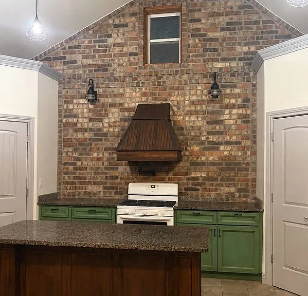 623 Creek Dr — Photo 5