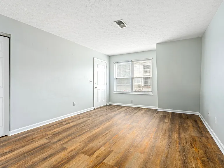 210 N Ross St #E — Photo 4