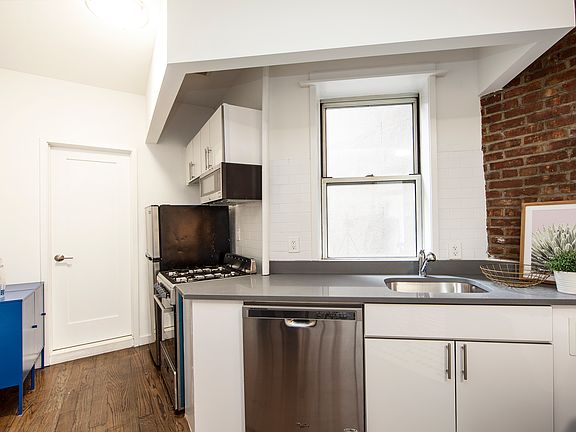 3rd image of 329 E 6th St APT 14