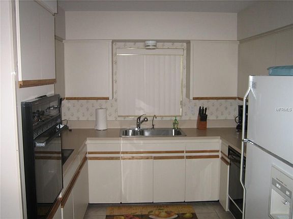 3rd image of 941 Spruce Dr