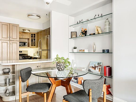 4th image of 32 Gramercy Park S #13F