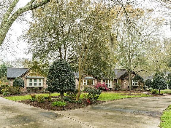 5th image of 2302 Pine Dr