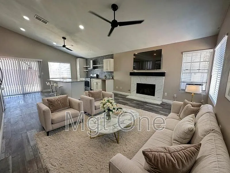 3 bed, 2.0 bath, 1045 sqft, $2,795 — Photo 4