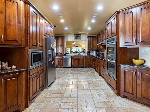 3rd image of 538 Sand Bend Dr
