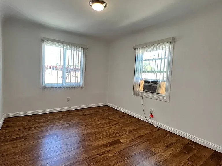 4172 S Hobart Blvd — Photo 11