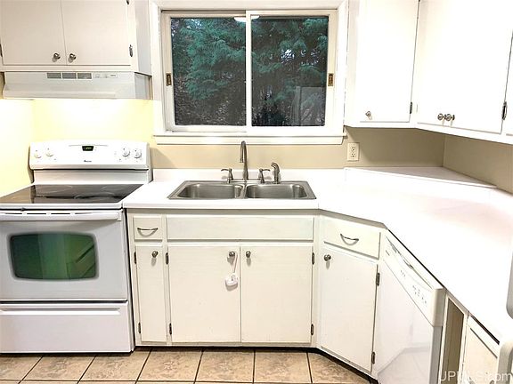 2nd image of 207 W Nicolet Blvd
