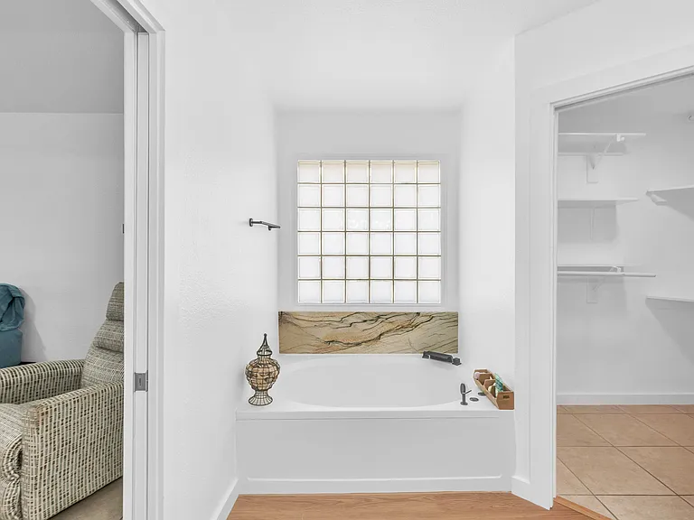 15829 Vincent Dr — Photo 33