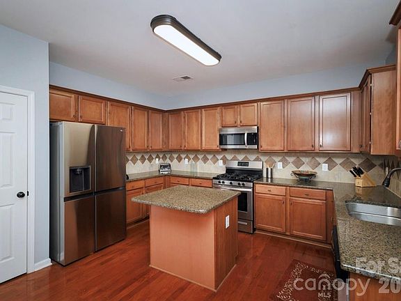 5th image of 1457 Prestbury Rd NW