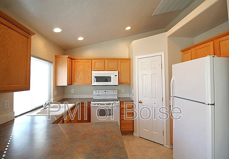 1770 N Veridian Ave — Photo 6