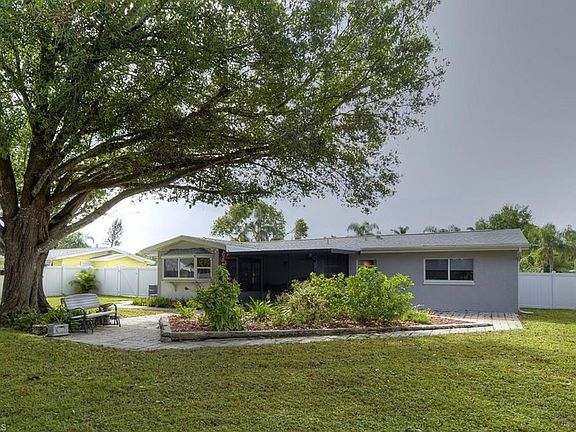 3rd image of 1433 Davis Dr
