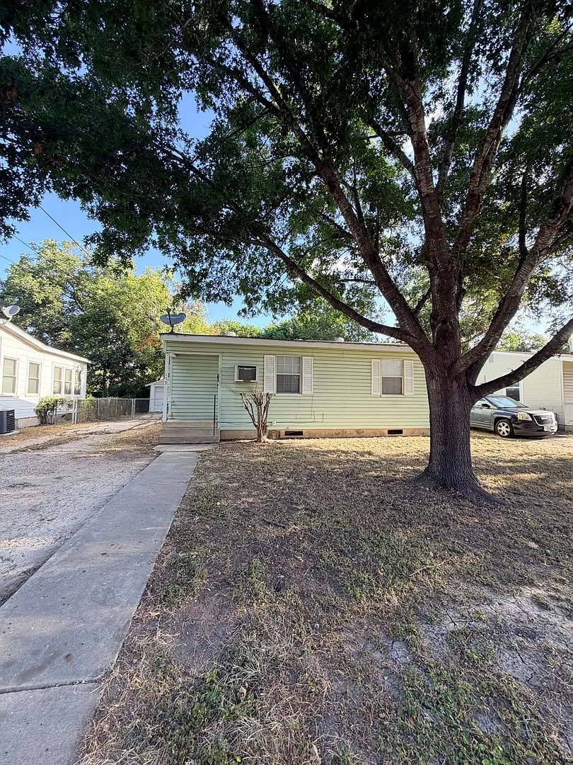Harlandale 2 bedroom, 1 bath ready for move-in — Photo 2