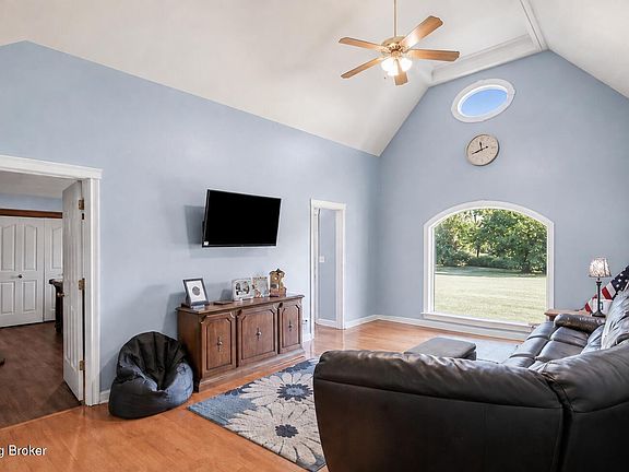 5th image of 1103 Foxfire Rd