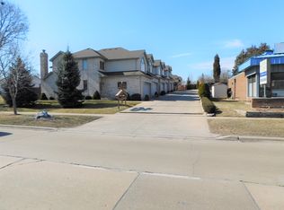 8840 S Roberts Rd, Hickory Hills, IL 60457