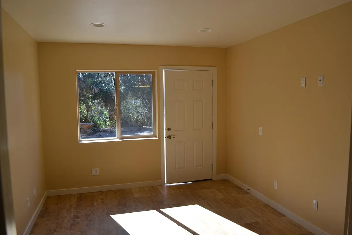 Building Photo - 501 S Vine St S #3