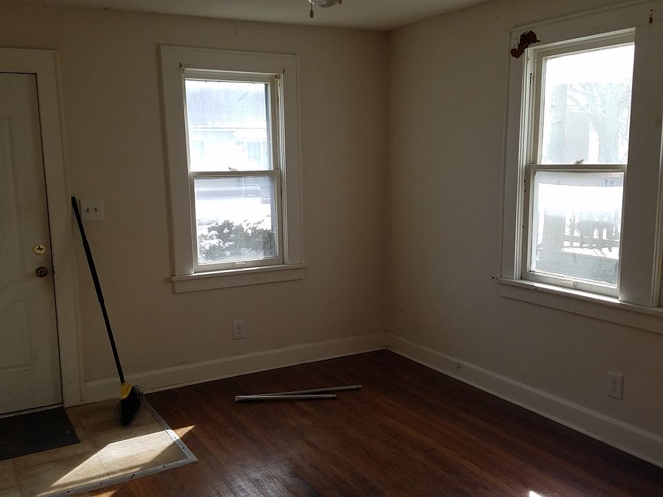 2nd image of 1518 S Davis Ave