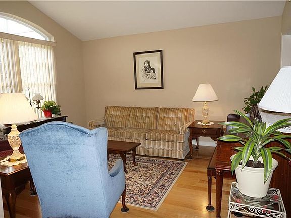 2nd image of 2565 Hickory Dr