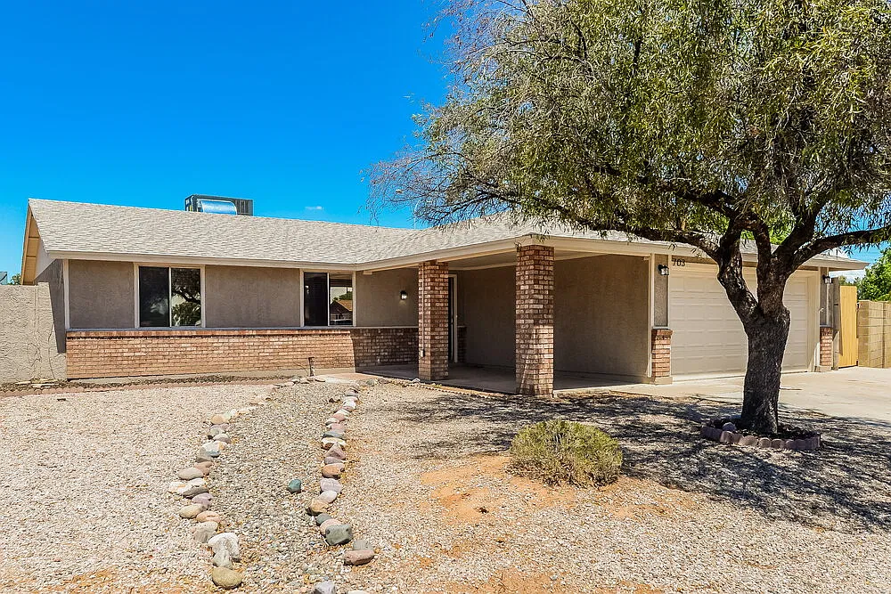 3 bed, 2.0 bath, 1306 sqft, $2,220 — Photo 3