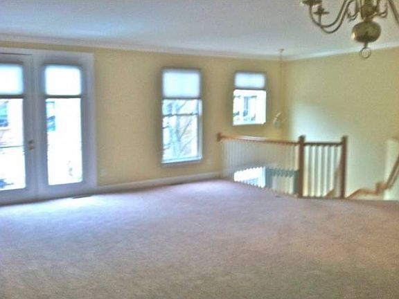 LIGHT-FILLED LIVING ROOM