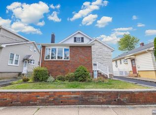 696 Linden Ave, Ridgefield, NJ 07657