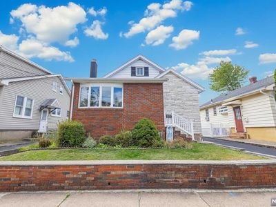 696 Linden Ave, Ridgefield, NJ, 07657