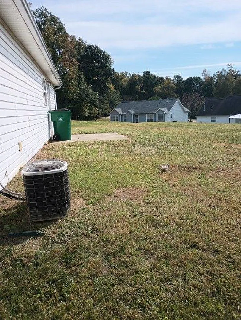 Room for Rent in 3 Bedroom Home at Rucker Cliff Dr — Photo 3
