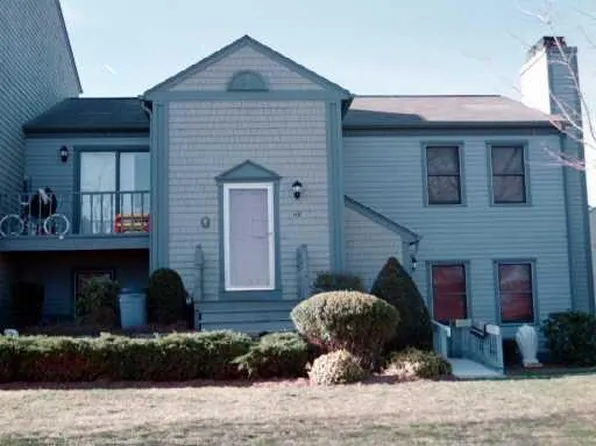 1 Willow Glen Cir APT 123, Warwick, RI 02889