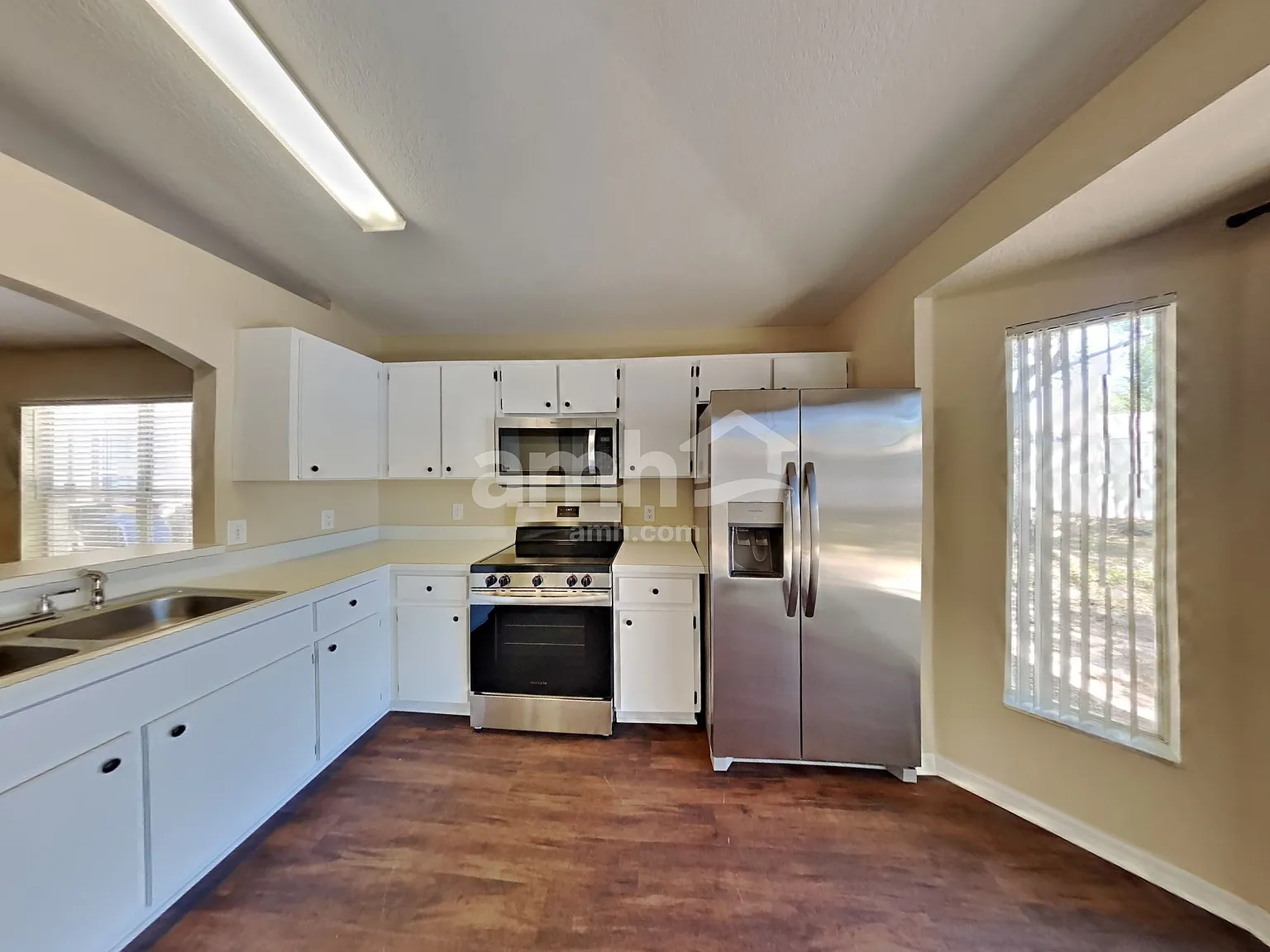 3 bed, 2.0 bath, 1319 sqft, $2,070 — Photo 3