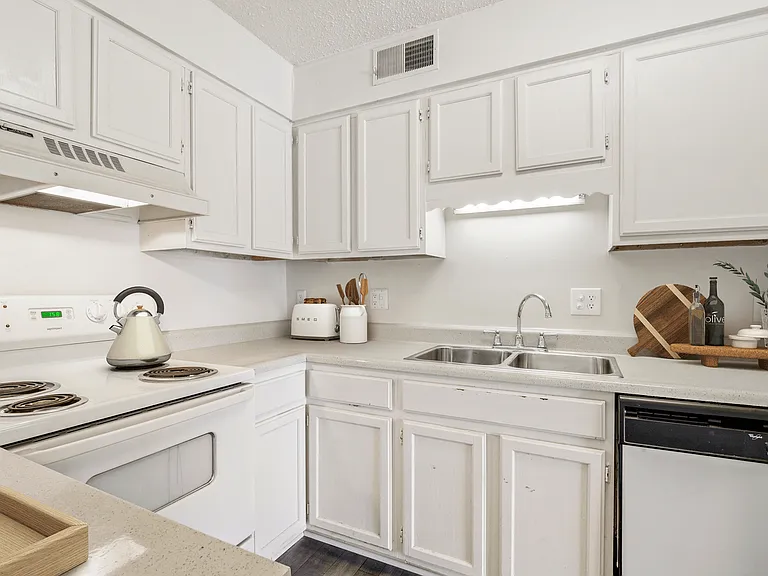 Eastchester Ridge Apartments — Photo 24
