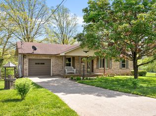 510 Lakeview Cir, Tennessee Ridge, TN 37178