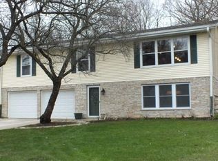 201 Prairie View Dr, North Prairie, WI 53153