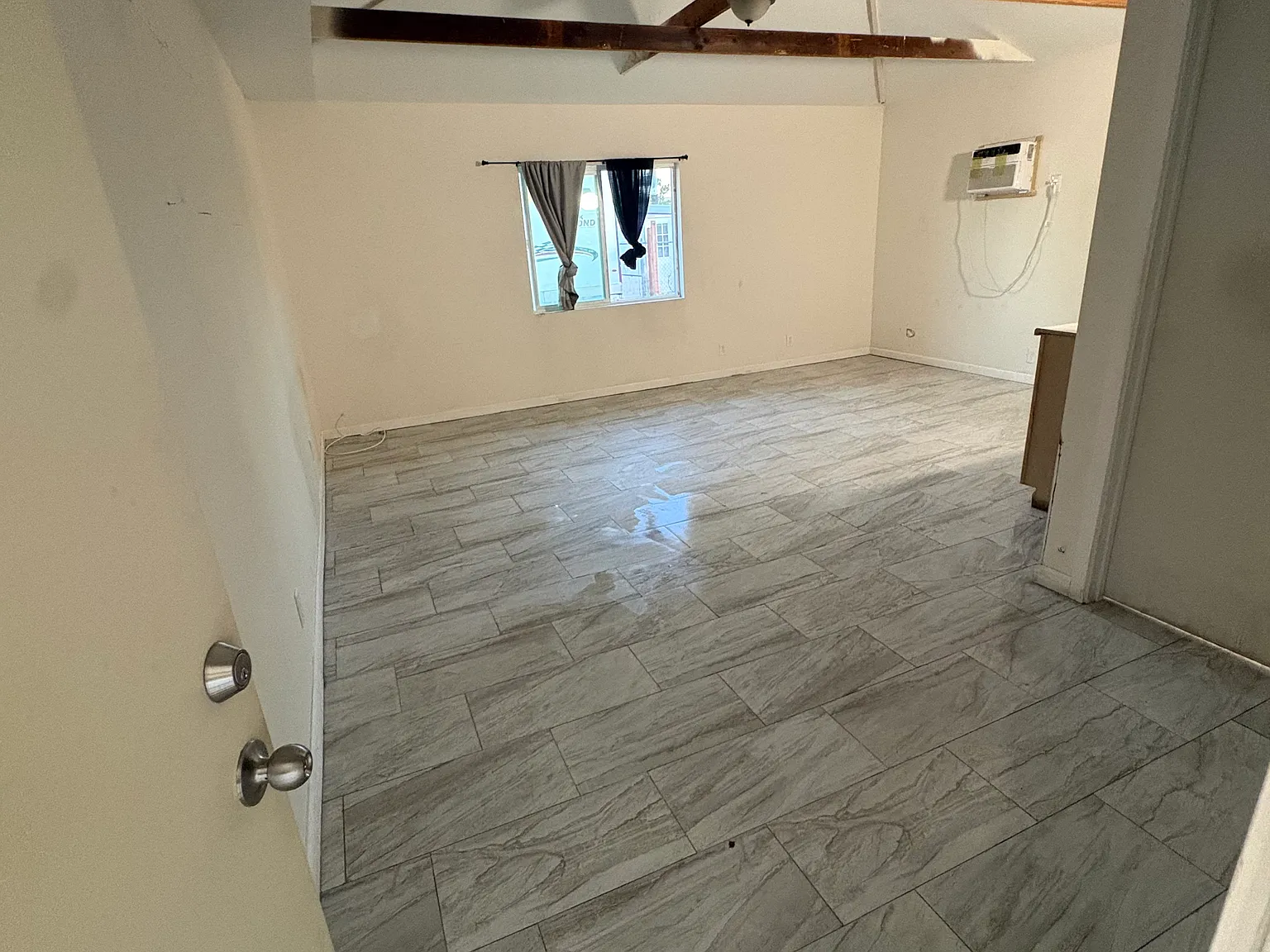 Studio, 700 sqft, $1,050 — Photo 2