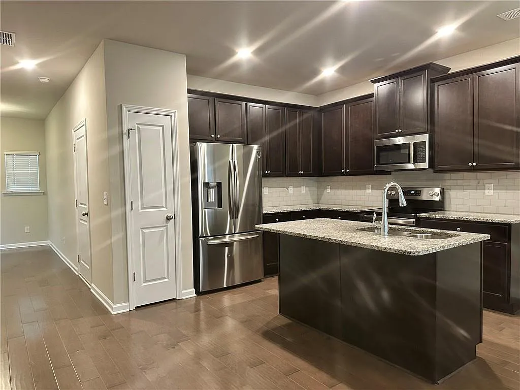 3 bed, 2.5 bath, 1512 sqft, $1,950 — Photo 3