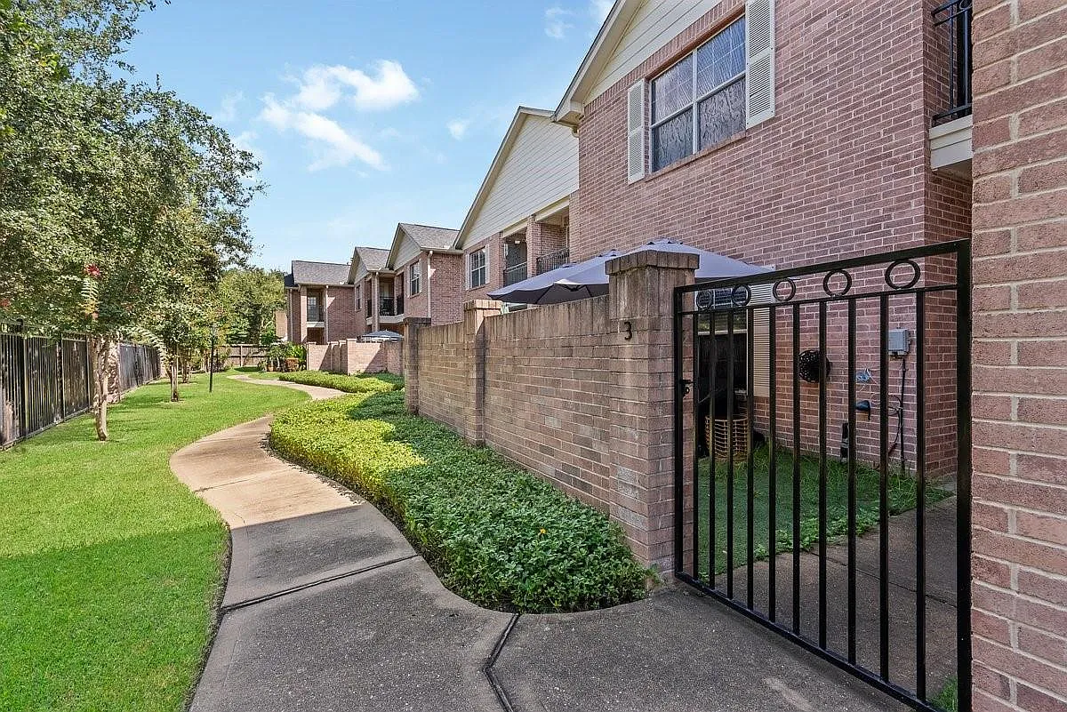 2865 Westhollow Dr — Photo 2