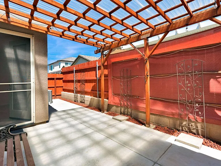 2153 Lombard Ln — Photo 26