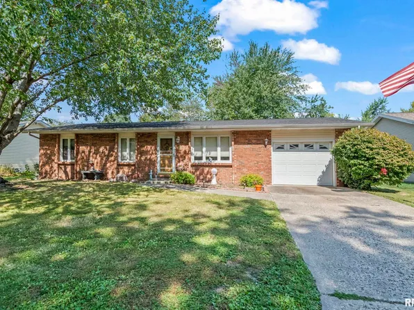 621 Magnolia Dr, Chatham, IL 62629
