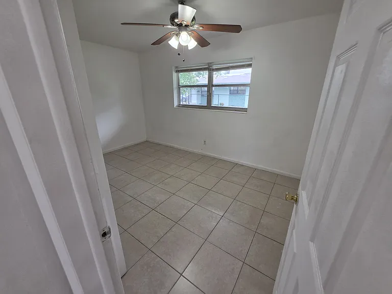 22-24 SW 10th St #B — Photo 7