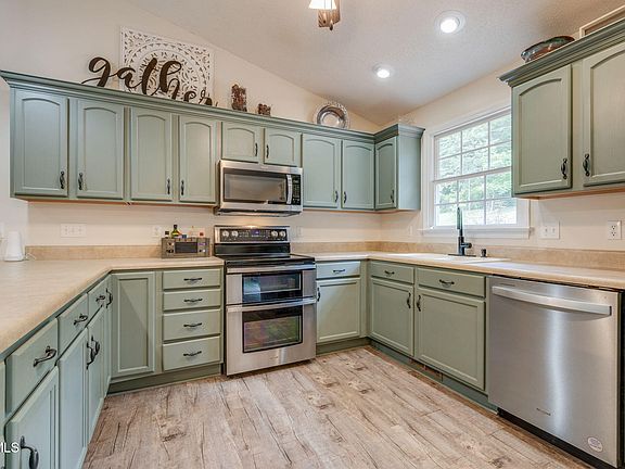 4th image of 2937 Forest View Rd