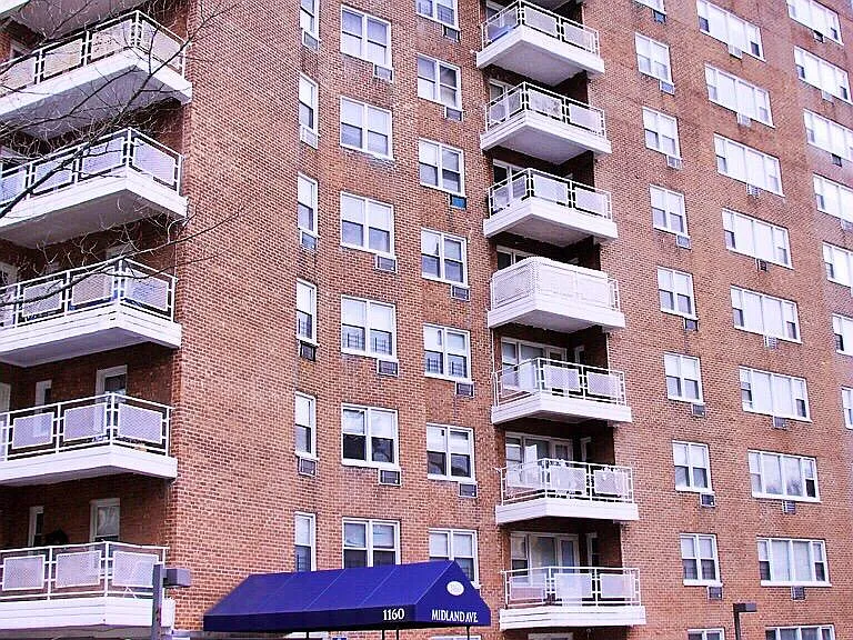 1160 Midland Ave — Photo 1