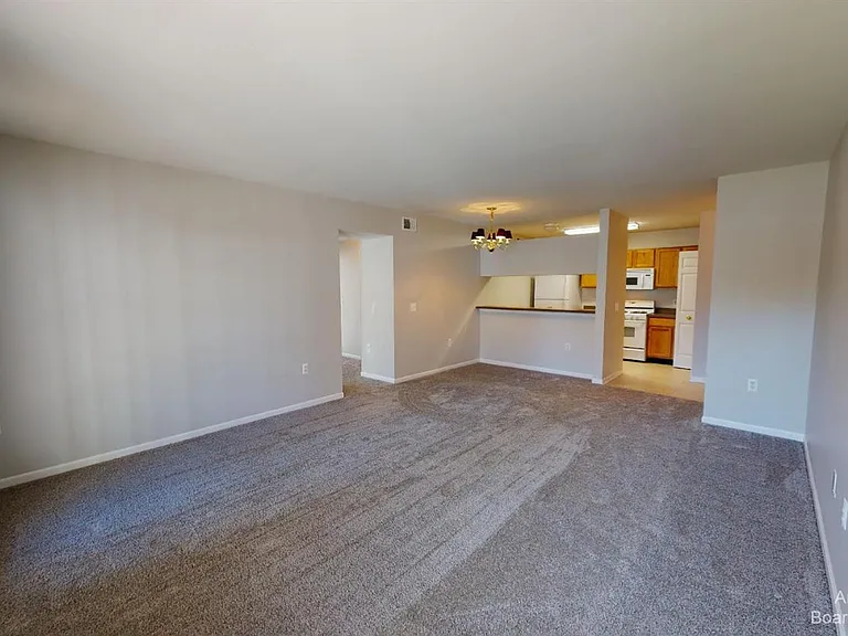 2785 S Knightsbridge Cir — Photo 6