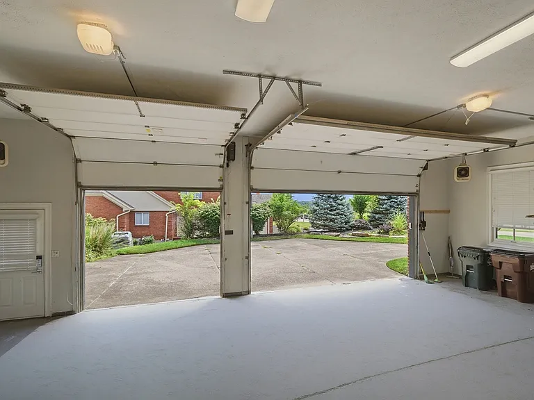 678 Canterbury Dr — Photo 47