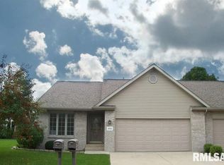 1802 Golfview Ln, Pekin, IL 61554
