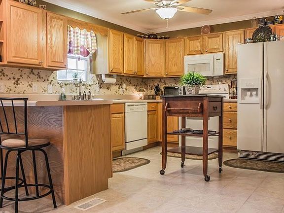3rd image of 403 Leslie Ct