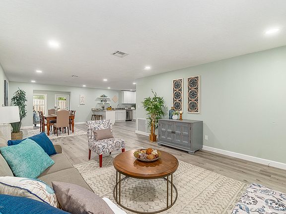4th image of 163 Christine Dr